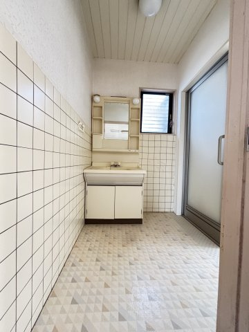 生活便利な立地×明るい室内の西福原戸建の洗面所