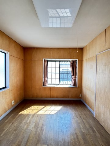 生活便利な立地×明るい室内の西福原戸建の洋室