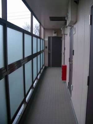 【ロビー】 | フレール桜台 | 玄関前の廊下は目隠しがあり人目が気になりません