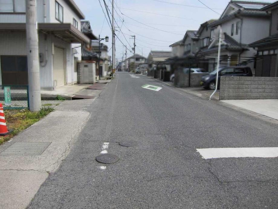 近江八幡市十王町　中古戸建の前面道路含む現地写真