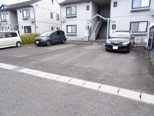 クレールロジュマンの駐車場