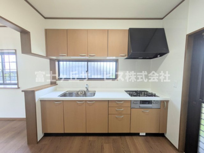 【キッチン】 | 菊川市三沢 中古戸建て | 前から見たキッチンです