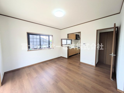 【居間・リビング】 | 菊川市三沢 中古戸建て | リビングダイニングです