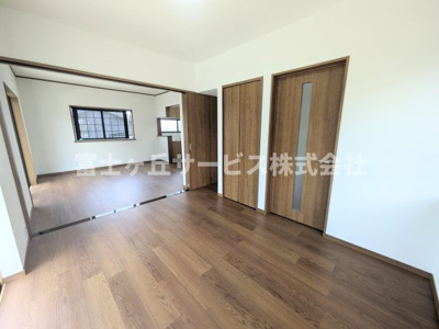 【洋室】 | 菊川市三沢 中古戸建て | リビング横の洋室です