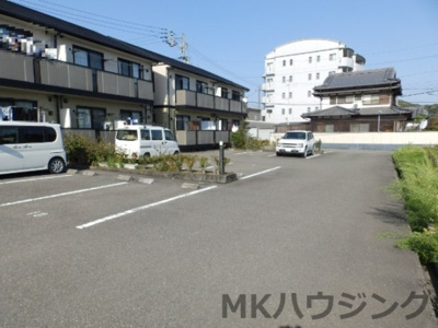 【駐車場】 | カーサ クレール B棟 | 車をお持ちの方に嬉しい駐車場付きの物件です