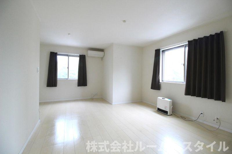 本牧原戸建の居間・リビング|※居住前のお写真となります。