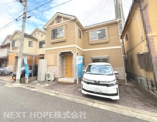 【外観】 | 平成１６年９月建築！令和７年１月室内外リフォーム済み♪お待たせ無しで即ご入居していただけます！駐車スペース１台分有り♪