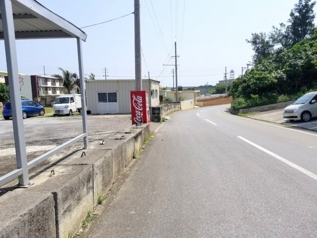 宮古島市平良字久貝　土地の前面道路含む現地写真|■北西側公道　接道幅員約10ｍ
■南西側公道　接道幅員約8ｍ
