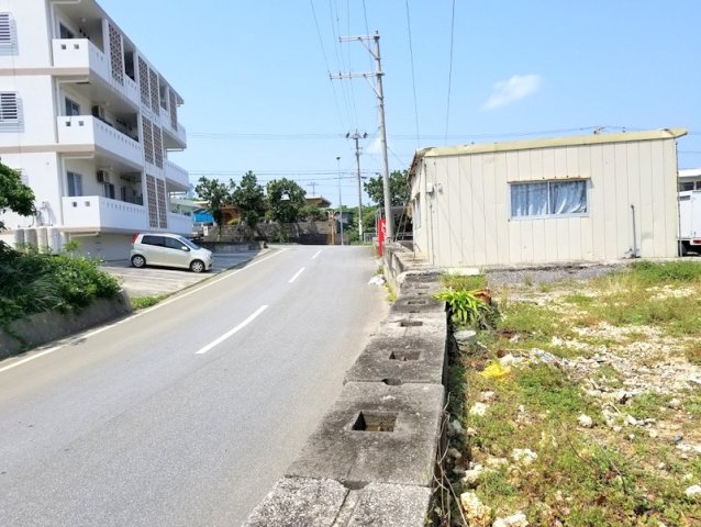 宮古島市平良字久貝　土地の前面道路含む現地写真|■北西側公道　接道幅員約10ｍ
■南西側公道　接道幅員約8ｍ