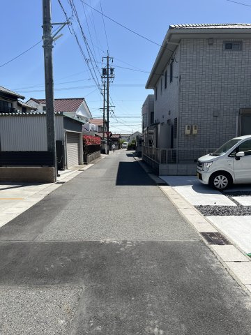 高浜市稗田町　全２棟１号棟の前面道路含む現地写真