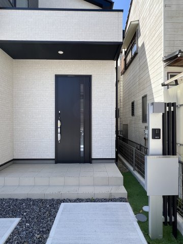 高浜市稗田町　全２棟１号棟のエントランス
