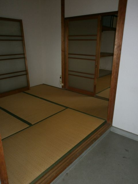 末広荘の玄関
