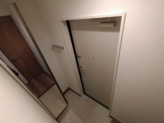 神戸市兵庫区熊野町２丁目のアパートの玄関