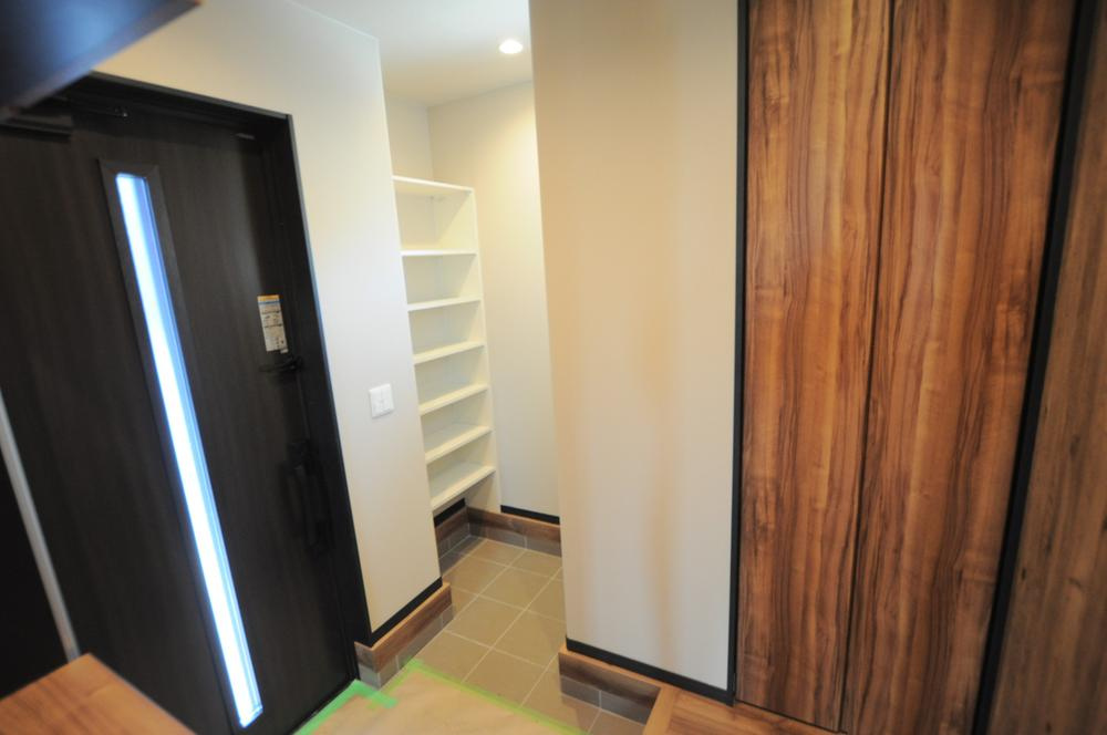 大平町下皆川　新築戸建1の玄関