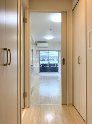 【玄関】 | サニーハウス南堀江 | 玄関から撮影！白を基調とした内装です！