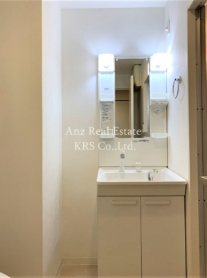 【洗面所】 | サニーハウス南堀江 | 鏡の両サイドに収納棚を設置、整理整頓をサポート！