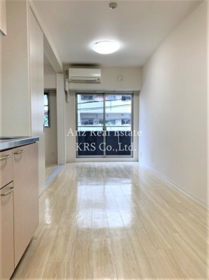 【居間・リビング】 | サニーハウス南堀江 | 広々8.7帖のリビング♪壁にキッチンを設置しているので広い！