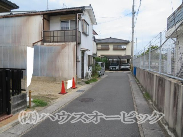 宇治市 木幡中村 土地（条件なし・23.75坪・更地・駅歩3分）の前面道路含む現地写真