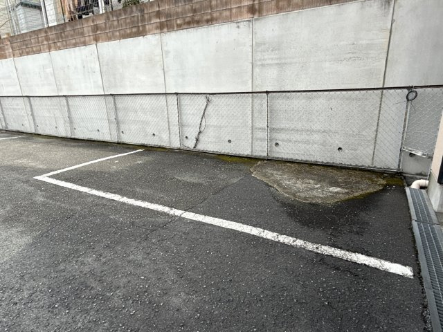 ライフコート市川の駐車場