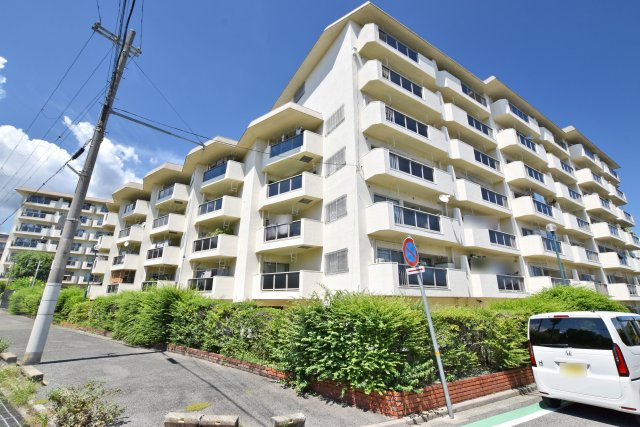 夙川ビューハイツA棟の外観|阪急神戸線「夙川」駅徒歩13分×2025年4月室内リフォーム済で綺麗なお部屋に生まれ変わりました◎即日ご案内可能です！皆様からのご連絡を心よりお待ちしております。