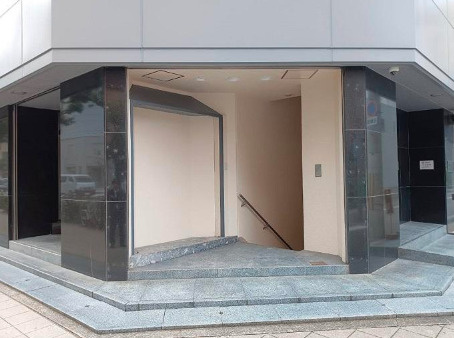 大阪産業ビルのエントランス|建物の内部です