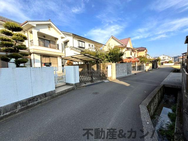 三町2丁目のおうち　松山市三町2丁目中古戸建の前面道路含む現地写真|前面道路含む現地写真です