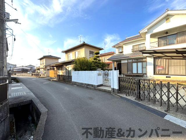 三町2丁目のおうち　松山市三町2丁目中古戸建の前面道路含む現地写真|前面道路含む現地写真です