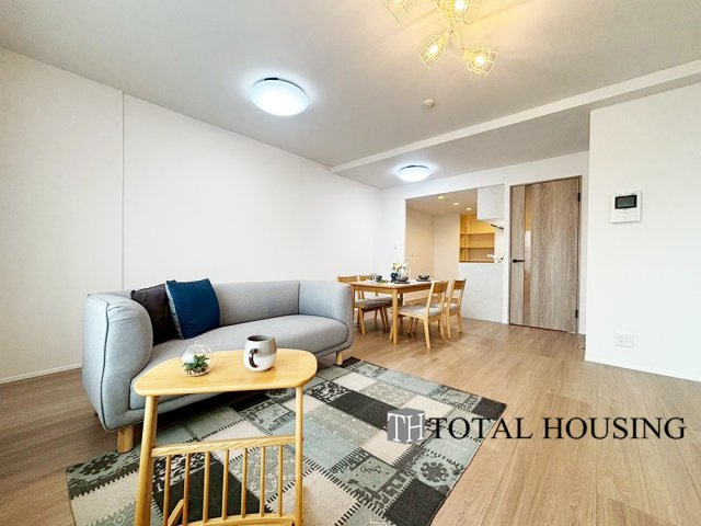 【居間・リビング】 | ロイヤルコート大谷地ステーション | 広くゆったりと家族揃って寛げるLDKは約18.1帖。毎日の始まりと終わりをここで迎える大切な空間はいつでも心地良い空気感。落ち着いた雰囲気で過ごしたり家族でわいわい盛り上がる日も。