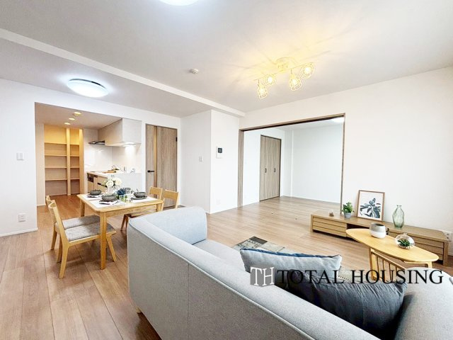 【居間・リビング】 | ロイヤルコート大谷地ステーション | 来客の際には、LDKと洋室の間の扉を開けることで、開放感あふれる空間に！
どちらの居室にも大きな窓がある為、リビング全体が明るい陽光に包まれます。