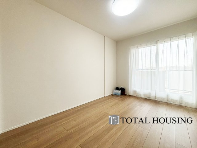 【洋室】 | ロイヤルコート大谷地ステーション | 洋室　約6.3帖
大きな窓からたっぷりの日差しが降り注ぐ明るい室内です。気持ちの良い朝日を受けて、目覚めの良い健康的な朝を迎えられそうです。