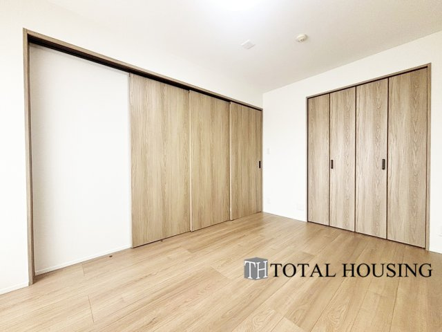 【洋室】 | ロイヤルコート大谷地ステーション | 洋室　約6.3帖
LDKに隣接したベッドルームで非常に陽当りが良いのが特徴です！ 
リビングから目が届く場所なので、お子様の遊び部屋・お昼寝スペースとして使うのもオススメです♪