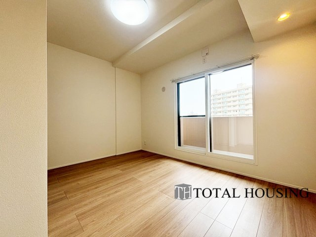 【洋室】 | ロイヤルコート大谷地ステーション | 洋室　約7.0帖
広々とした居住空間は日々の暮らしを彩り、心のやすらぎと満足感を与えてくれます。通風と採光を考慮した設計は子供たちはのびのび育ち、家族でくつろぎと団らんを生み出します。