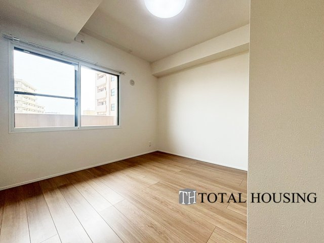 【洋室】 | ロイヤルコート大谷地ステーション | 洋室　約5.8帖
家族一人ひとりの大切なプライベート空間。趣味に合わせて使って頂けるようシンプルに仕上げてあります。暮らし心地を大きく左右する収納を、適材適所に配置し使い勝手を考慮しました。