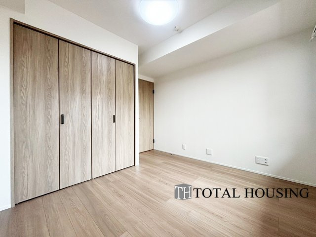 【洋室】 | ロイヤルコート大谷地ステーション | 洋室　約5.8帖
充分な広さと収納スペースを完備している為、作業部屋としても有効活用できます。