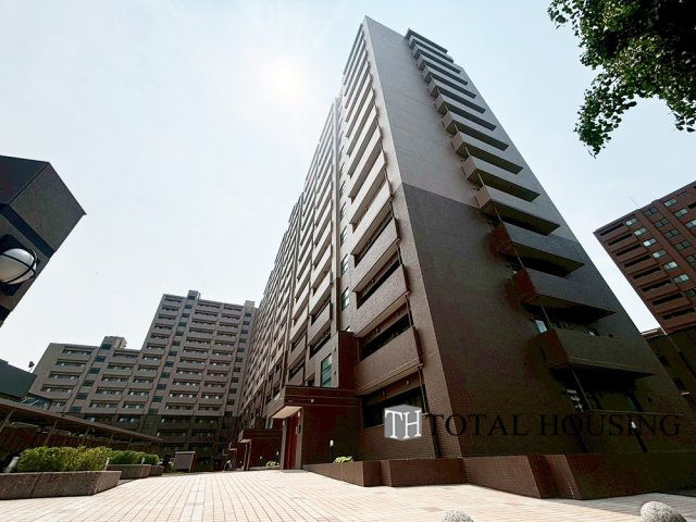 【外観】 | ロイヤルコート大谷地ステーション | 流行に左右されず、将来にわたって価値が継続する「上質」な佇まい。おしゃれな雰囲気や自然の潤い、親しみやすさといった暮らしを豊かにしてくれる住空間です。