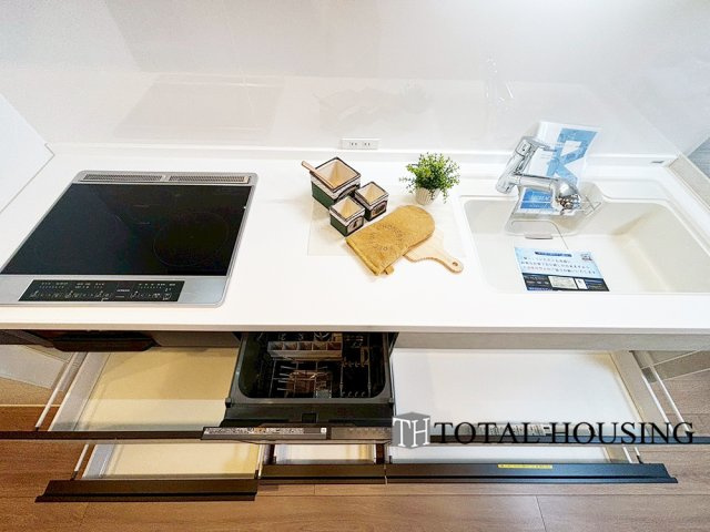 【キッチン】 | ロイヤルコート大谷地ステーション | 食器洗乾燥機付きで家族の食器もピカピカ。後片付けもラクラクこなせて、日々の生活には欠かせない便利設備。環境にもママの手にも優しいのがうれしいですね。