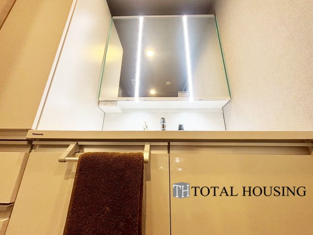 【独立洗面台】 | ロイヤルコート大谷地ステーション | 一日の始まりの朝、歯磨きをしたりメイクや髪をセットしたり・・・使いやすさが考えられた3面鏡です♪シャワー付水栓で洗面台でのシャンプーや毎日の掃除に大変便利ですね♪