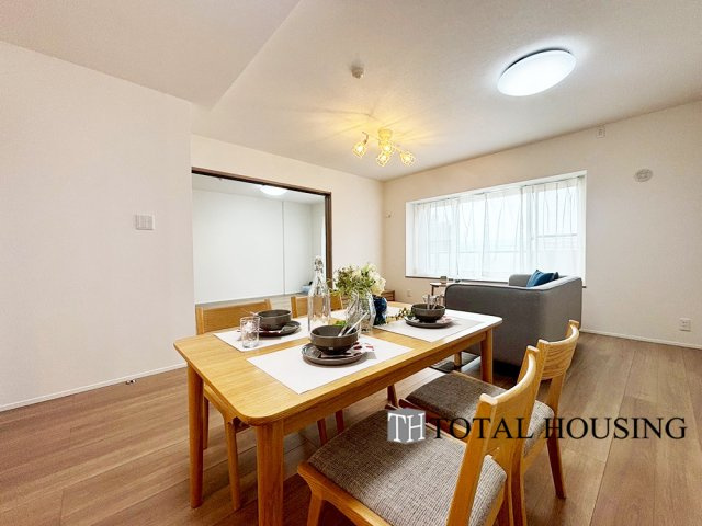 【居間・リビング】 | ロイヤルコート大谷地ステーション | 忙しい朝もしっかり家族が揃って食事をして頂けるゆとりある大きさのダイニングスペース。奥様が作る手料理をたくさん並べて頂き、テーブルで囲む健やかな食事の時間を存分に愉しんで下さい。