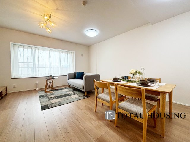 【居間・リビング】 | ロイヤルコート大谷地ステーション | 室内にいても、たっぷりの陽光と爽やかな風を感じて頂ける、開放感あふれるリビングです。
ご家族と穏やかに過ごす、心地の良い時間が流れます。