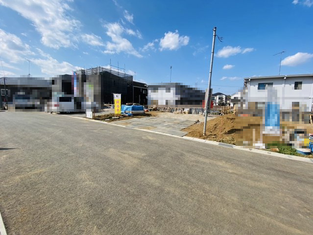 本三里塚第４　新築戸建て　７号棟の前面道路含む現地写真