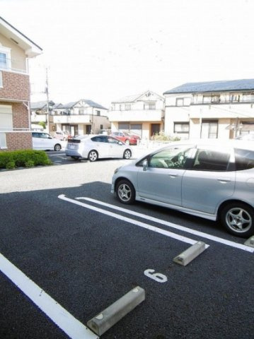 ベルテーアA棟の駐車場