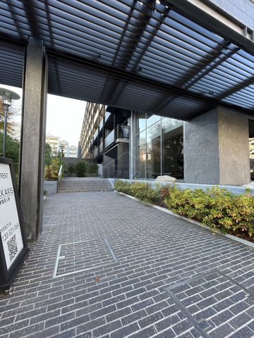 新宿区百人町３丁目の賃貸マンションのエントランス