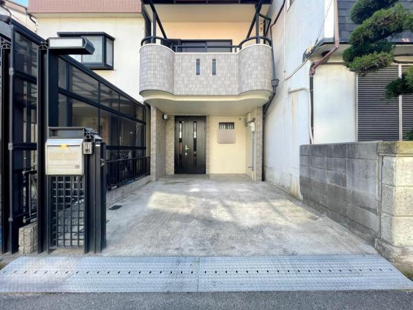 梅町　中古一戸建ての駐車場|駐車場　1台
■物件内覧・資金計画相談・住宅ローン相談、リフォーム相談、お問合せ受付中■
※当日・翌日のご内覧、ご相談はお電話でのお問合せがスムーズです！
