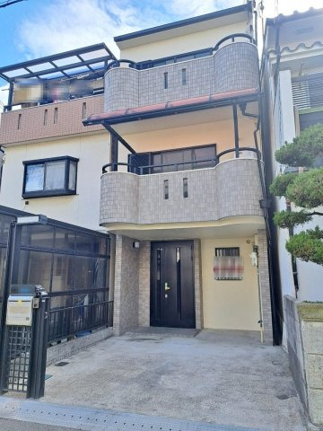 梅町　中古一戸建ての外観|新しい生活にいかがでしょうか？外観はお住まいの顔になります。こだわりたいポイントですね。外壁塗装や屋根塗装のご相談も承っております。
■現地内覧・資金計画相談・住宅ローン相談もお問合せ受付中■