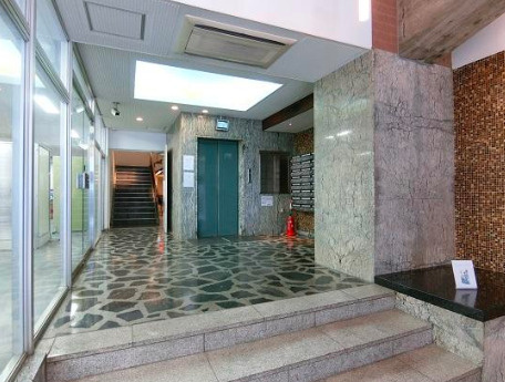 丸忠第2ビルのロビー|清潔なロビーです