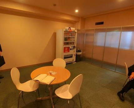 丸忠第2ビルのロビー|リラックスルームもございます◎