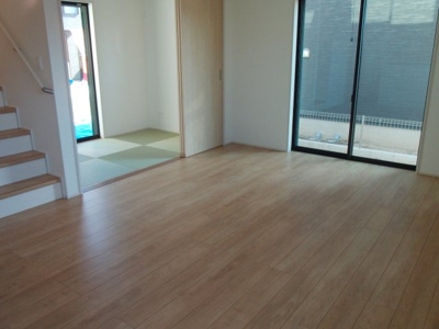 【居間・リビング】 | 川越市宮元町　4LDK+カースペース2台+WIC+フリースペース　新築戸建て | リビング階段