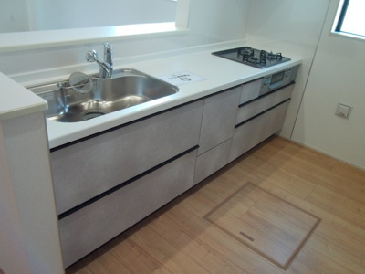 【キッチン】 | 川越市宮元町　4LDK+カースペース2台+WIC+フリースペース　新築戸建て | 床下収納