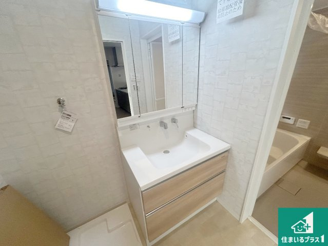 西宮市生瀬高台　未入居の独立洗面台|清潔感のある洗面台です。フラットな鏡は掃除がしやすく毎日清潔！鏡裏には収納があるのでスッキリとした洗面台が保てます。