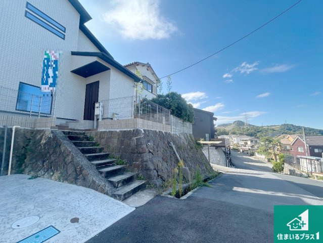 西宮市生瀬高台　未入居の前面道路含む現地写真|周辺は閑静な住宅街！前面道路広々で車の出し入れも便利です。駐車が苦手な方でも安心して車庫入れできます！